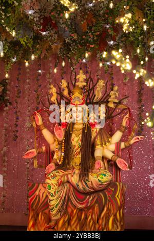 Un bellissimo idolo di Maa Durga adorato in un panda durante Navratri. Navratri è la più grande festa religiosa dell'induismo Foto Stock