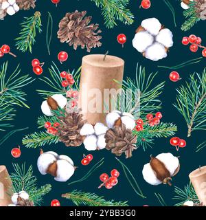 Motivo perfetto per Natale. Rami di abete, pinne, candele, ramoscelli agrifoglio, bacche, cotone. Illustrazione disegnata a mano su sfondo blu scuro. Foto Stock