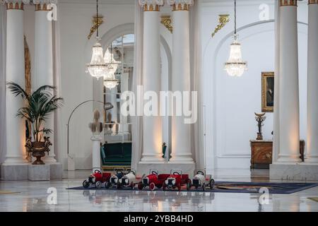 Macchinine giocattolo da collezione in mostra nel Salon Royal del leggendario Hotel Negresco Foto Stock
