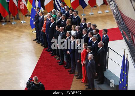 Bruxelles, Belgio. 17 ottobre 2024. I partecipanti posano per una foto di gruppo durante un vertice del Consiglio europeo a Bruxelles, Belgio, 17 ottobre 2024. Crediti: Zhao Dingzhe/Xinhua/Alamy Live News Foto Stock