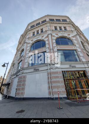 storico edificio rosa a più piani, adornato con elementi decorativi e aria condizionata sulle sue finestre. La combinazione del classico Foto Stock