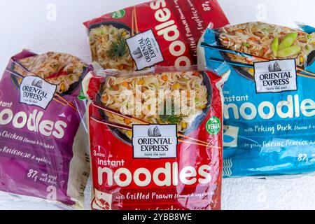 Lefkada, Grecia- 10.10.2024. Pacchetti di tagliatelle istantanee Oriental Express di vari gusti con la descrizione dell'etichetta in inglese e greco. Foto Stock
