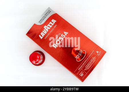 Lefkada, Grecia- 10.04.2024. Vista dall'alto di una confezione di caffè Lavazza Rossa con cialda all'esterno della confezione, isolata in bianco. Foto Stock