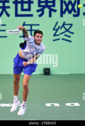 Il giocatore rumeno Luca preda alla competizione. Chengdu, Cina. 17 ottobre 2024. Le finali junior dell'ITF World Tennis Tour 2024 si svolgeranno presso il Sichuan International Tennis Center, Chengdu, provincia cinese del Sichuan, il 17 ottobre 2024. Credito: Wang lei/China News Service/Alamy Live News Foto Stock