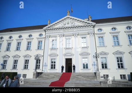 Berlino, Germania. 18 ottobre 2024. Il tappeto rosso è stato allestito di fronte al Palazzo Bellevue per la visita del Presidente degli Stati Uniti Biden. È la prima visita bilaterale di Biden in Germania nei suoi quasi quattro anni di carica. Crediti: Michael Kappeler/dpa/Alamy Live News Foto Stock