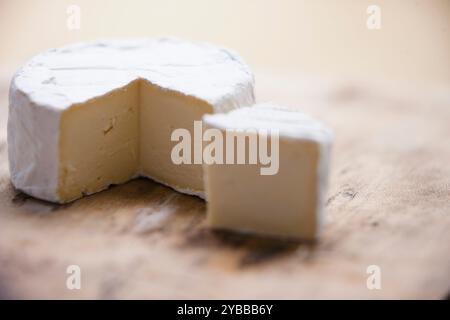 Formaggio truckle e cuneo Foto Stock