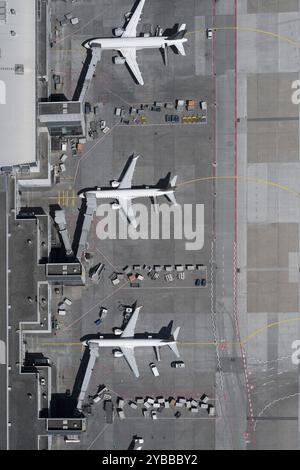 Vista dall'alto degli aerei parcheggiati sulla soleggiata asfalto dell'aeroporto Foto Stock