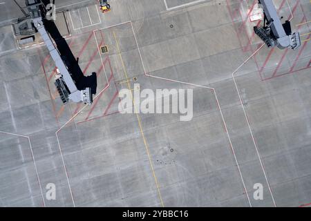 Vista dai ponti d'imbarco dei passeggeri e dalla segnaletica stradale sull'asfalto dell'aeroporto Foto Stock