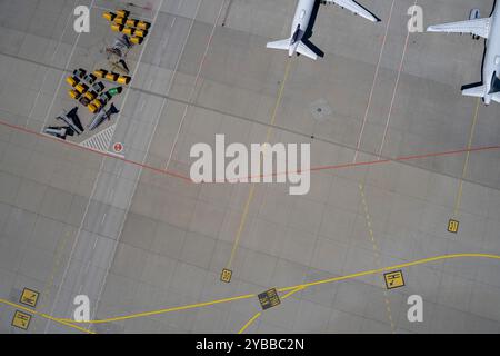 Vista dall'alto degli aerei e dei carrelli portabagagli sull'asfalto dell'aeroporto Foto Stock