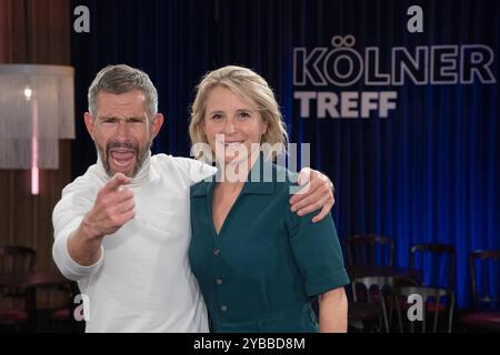 Von Links: Micky BEISENHERZ, moderatore, Susan LINK, Moderatorin, Gastgeber der Sendung, Koelner Treff, im WDR Fernsehen, 17.10.2024. *** Da sinistra Micky BEISENHERZ, presentatrice, Susan LINK, presentatrice, presentatrice del programma, Koelner Treff, su WDR Television, 17 10 2024 Foto Stock