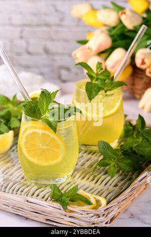 Il Limoncello Spritz è un cocktail leggero, rinfrescante e fresco preparato con liquore al limone, prosecco e acqua frizzante, menta e una fetta di limone. Foto Stock