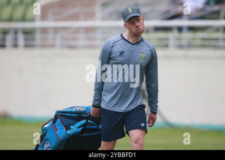 La squadra sudafricana partecipa alle sessioni di allenamento presso lo Sher-e-Bangla National Cricket Stadium (SBNCS) di Mirpur, Dacca, Bangladesh, 17 ottobre 2024. Come Th Foto Stock