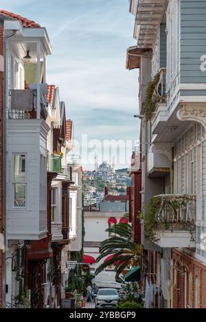 Istanbul, Turkiye - 14 ottobre 2024: Le strade storiche di Arnavutkoy, un quartiere ricco e un popolare luogo turistico a Besiktas, il lato europeo della città Foto Stock