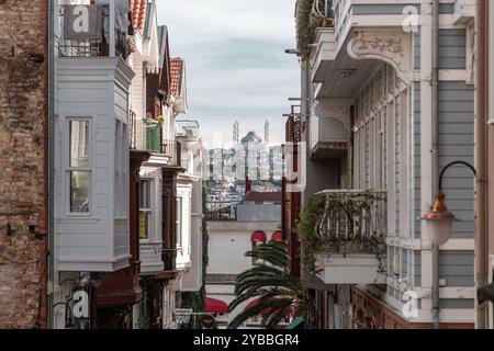 Istanbul, Turkiye - 14 ottobre 2024: Le strade storiche di Arnavutkoy, un quartiere ricco e un popolare luogo turistico a Besiktas, il lato europeo della città Foto Stock