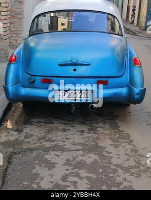 803 auto d'epoca americana blu dal tetto bianco -Buick 1949- situata in Calle Obrapia Street a nord, lato numeri pari, Habana Vieja-Old Town. L'Avana-Cuba. Foto Stock