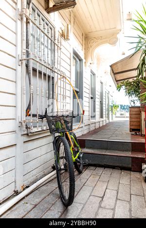 Istanbul, Turkiye - 14 ottobre 2024: Le strade storiche di Arnavutkoy, un quartiere ricco e un popolare luogo turistico a Besiktas, il lato europeo della città Foto Stock