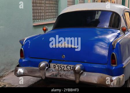 816 auto d'epoca americana blu cobalto dal tetto bianco - Plymouth Belvedere dal 1954 - situata su una strada di Habana Vieja - città vecchia. L'Avana-Cuba. Foto Stock