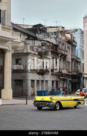 821 giallo con finiture nere auto d'epoca americana - Pontiac del 1957 - stazionata in Calle San Rafael Street accanto al Manzana de Gomez Block. L'Avana-Cuba. Foto Stock