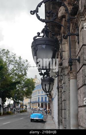 823 marciapiede lungo il lato ovest della passeggiata del Prado salendo dal Palazzo delle nozze fino all'Hotel Telegrafo in Centro Habana. L'Avana-Cuba. Foto Stock