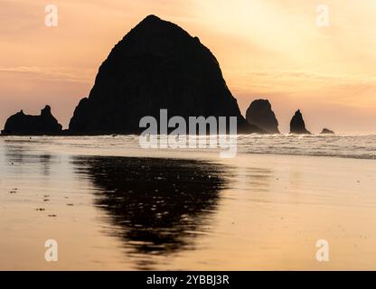 Colori del tramonto lungo la costa dell'Oregon a Cannon Beach, OREGON Foto Stock