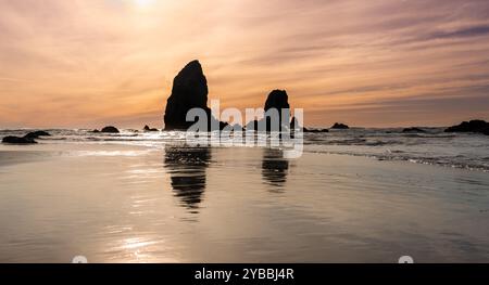 Colori del tramonto lungo la costa dell'Oregon a Cannon Beach, OREGON Foto Stock