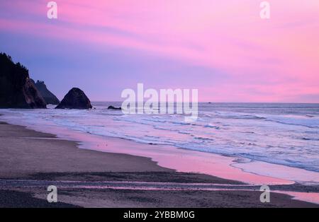 Costa dell'Oregon a Cannon Beach al crepuscolo Foto Stock