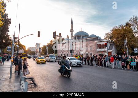 Istanbul, Turkiye - 14 ottobre 2024: Carsi, l'area centrale di Besiktas, un distretto e comune della Provincia di Istanbul situato sul lato europeo o Foto Stock