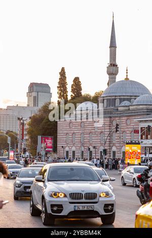 Istanbul, Turkiye - 14 ottobre 2024: Carsi, l'area centrale di Besiktas, un distretto e comune della Provincia di Istanbul situato sul lato europeo o Foto Stock