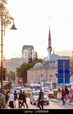 Istanbul, Turkiye - 14 ottobre 2024: Carsi, l'area centrale di Besiktas, un distretto e comune della Provincia di Istanbul situato sul lato europeo o Foto Stock