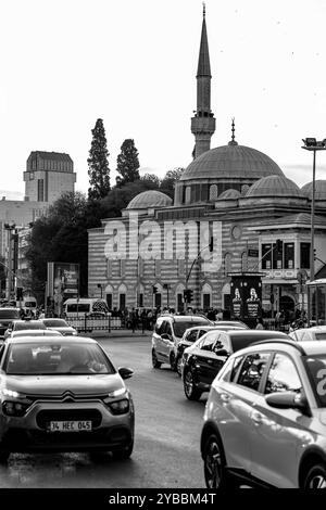 Istanbul, Turkiye - 14 ottobre 2024: Carsi, l'area centrale di Besiktas, un distretto e comune della Provincia di Istanbul situato sul lato europeo o Foto Stock