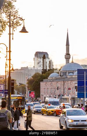 Istanbul, Turkiye - 14 ottobre 2024: Carsi, l'area centrale di Besiktas, un distretto e comune della Provincia di Istanbul situato sul lato europeo o Foto Stock