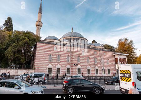 Istanbul, Turkiye - 14 ottobre 2024: Moschea di Sinan Pasha a Besiktas, un distretto e comune della Provincia di Istanbul situato sul lato europeo della Foto Stock