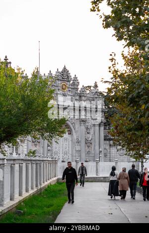 Istanbul, Turkiye - 14 ottobre 2024: Palazzo Dolmabahce situato nella Besiktas, sulla costa europea del Bosforo, servì come principale amministrativo Foto Stock