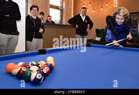 Hasselt, Belgio. 18 ottobre 2024. La regina Matilde del Belgio gioca a biliardo durante una visita al "Prikkelarm Jeugdhuis" (Centro giovanile a basso stimolo), un luogo di incontro per persone con (o senza) disturbo dello spettro autistico (ASD), a Hasselt, venerdì 18 ottobre 2024. Il centro giovanile è sostenuto dal Queen Mathilde Fund (KMF) nel contesto del bando di progetto i SEE IDEA i DO. BELGA PHOTO ERIC LALMAND credito: Belga News Agency/Alamy Live News Foto Stock