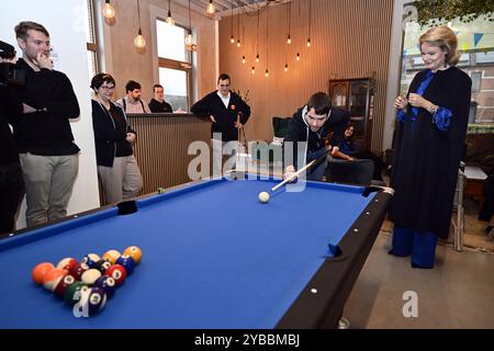 Hasselt, Belgio. 18 ottobre 2024. La regina Matilde del Belgio gioca a biliardo durante una visita al "Prikkelarm Jeugdhuis" (Centro giovanile a basso stimolo), un luogo di incontro per persone con (o senza) disturbo dello spettro autistico (ASD), a Hasselt, venerdì 18 ottobre 2024. Il centro giovanile è sostenuto dal Queen Mathilde Fund (KMF) nel contesto del bando di progetto i SEE IDEA i DO. BELGA PHOTO ERIC LALMAND credito: Belga News Agency/Alamy Live News Foto Stock