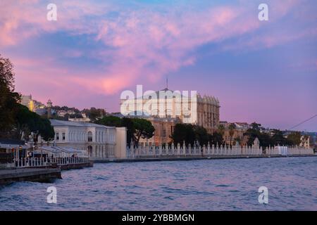 Istanbul, Turkiye - 14 ottobre 2024: Palazzo Dolmabahce situato nella Besiktas, sulla costa europea del Bosforo, servì come principale amministrativo Foto Stock