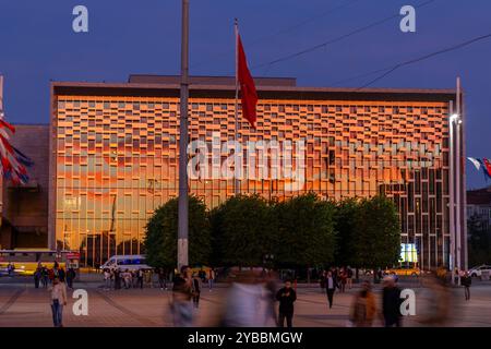 Istanbul, Turkiye - 14 ottobre 2024: Piazza Taksim, situata a Beyoglu, nella parte europea di Istanbul, è un importante quartiere turistico e di svago famoso Foto Stock