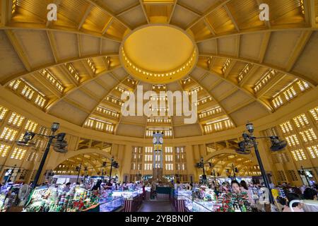 All'interno della cupola del mercato centrale (Phsar Thmei), Phnom Penh, Cambogia. Foto Stock