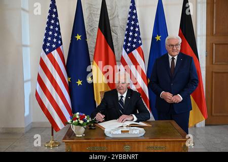 Berlino, Germania. 18 ottobre 2024. Il presidente DEGLI STATI UNITI Joe Biden (M) firma il libro degli ospiti accanto al presidente tedesco Frank-Walter Steinmeier (r) alla cerimonia di benvenuto al Palazzo Bellevue di Berlino, Germania. Credito: Soeren Stache/dpa/Alamy Live News Foto Stock