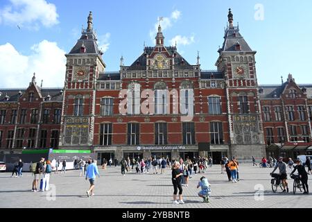 Amsterdam, Paesi Bassi - 25 agosto 2024: Stazione centrale di Amsterdam (stazione centrale di Amsterdam) la stazione ferroviaria di Amsterdam, Paesi Bassi. Foto Stock