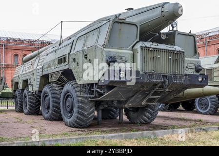 RUSSIA; SAN PIETROBURGO - 8 LUGLIO - lanciatore 9P120 con un missile 9M76 complesso missilistico 9K76 "Temp-S", mod.1968 nel museo di storia militare l'8 luglio; Foto Stock