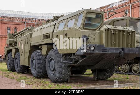 RUSSIA; SAN PIETROBURGO - 8 LUGLIO - il lanciatore 9P117 con un sistema missilistico 8K1 9K72 "Elbrus", mod.1967. Peso, kg: Motore - 33000, missile - Foto Stock