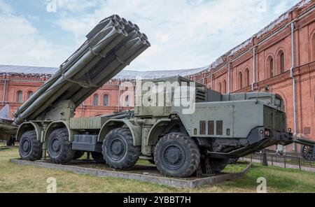 RUSSIA; SAN PIETROBURGO - 8 LUGLIO - macchina da combattimento 9F52 (300 mm) sistemi a razzo a lancio multiplo 9K58 "Smerch", mod.1987. Peso, kg: Macchina - 43000 Foto Stock