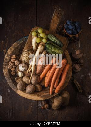 Verdure a base di radice biologica di stagione in scatola di legno Foto Stock