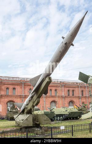 RUSSIA; SAN PIETROBURGO - 8 LUGLIO - missile antiaereo B-750 sul lanciatore SM-63 sistema missilistico antiaereo S-75, mod. 1957. Massa missile-2450 Foto Stock