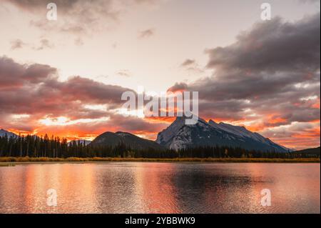 Splendida alba a Vermillion Lakes, Banff National Park, Canada. Foto Stock