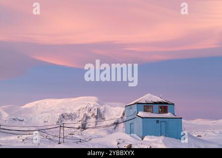 Paesaggio nuvoloso con rare nuvole di Nacreo al tramonto in Antartide. SK Foto Stock