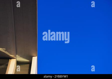 Paul-Löbe-Haus. Deutschland, Berlin am 15.10.2024: Ausschnitt der Glasfassade vom Paul-Löbe-Haus mit Blick in den blauen Himmel. *** Paul Löbe Haus Germania, Berlino, 15 10 2024 dettaglio della facciata in vetro della casa Paul Löbe con vista sul cielo blu Foto Stock