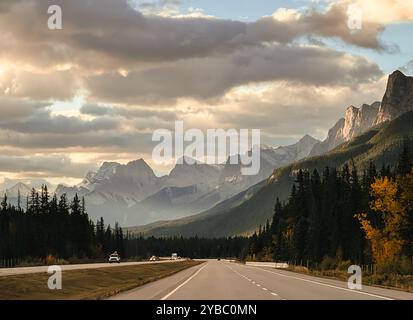 Vista sulle montagne viaggiando sull'autostrada attraverso Banff, Canada. Foto Stock