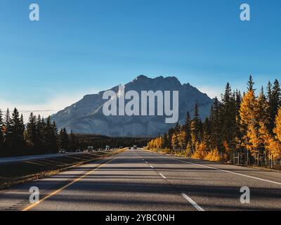 Vista sulle montagne viaggiando sull'autostrada attraverso Banff, Canada. Foto Stock
